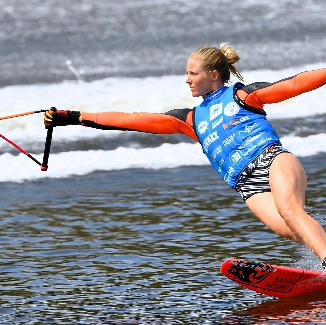 Whitney McClintock slalom skiing at 2017 Moomba Masters