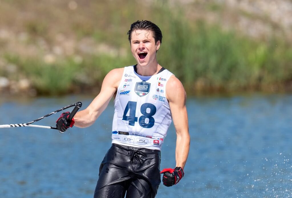 Charlie Ross slaloms at the 2025 World Championships