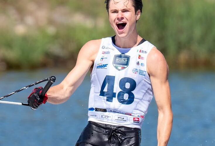 Charlie Ross slaloms at the 2025 World Championships