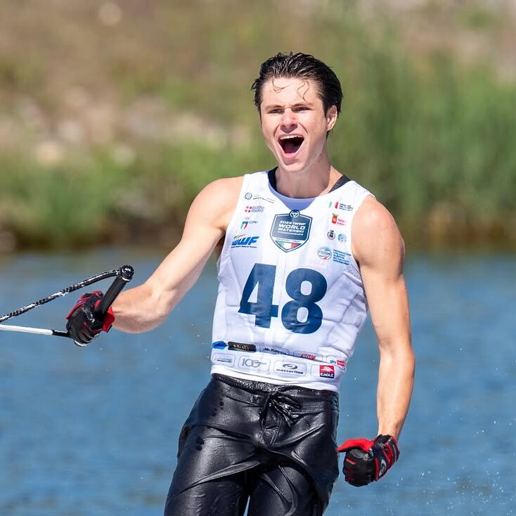 Charlie Ross slaloms at the 2025 World Championships